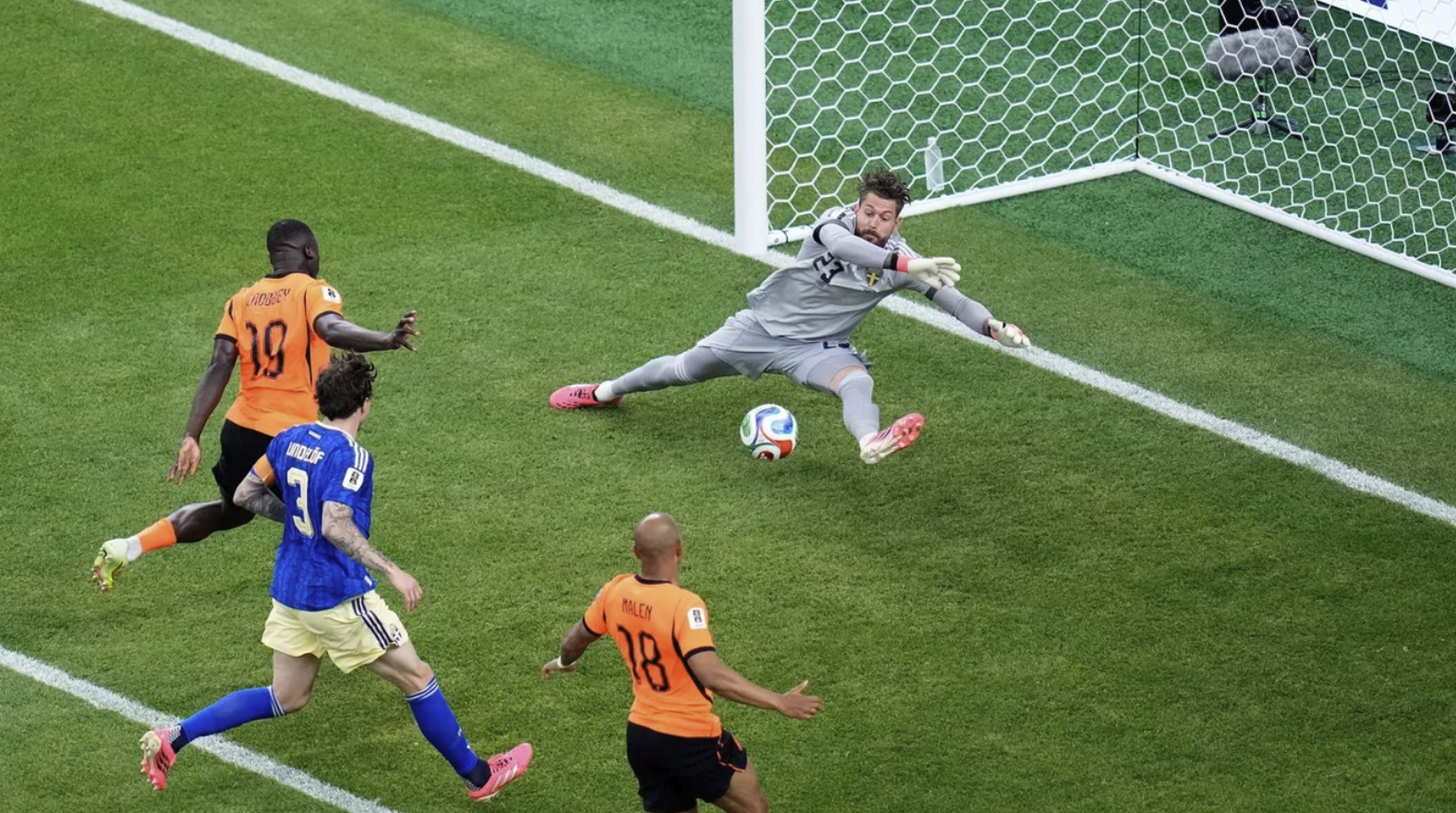 Olanda – Suedia 5-1: demonstrație de forță la Houston, golul 100 al „Portocalei Mecanice" la Mondiale